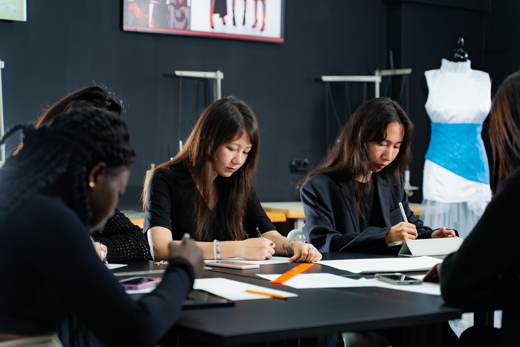 5.10.3 Виды искусства (Изобразительное, декоративно-прикладное искусство и архитектура) / Искусствоведение